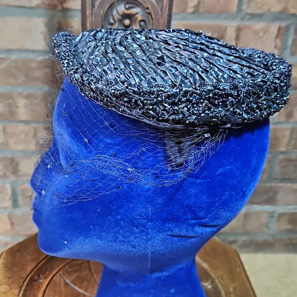 Vintage 1940's or 50's straw, beaded and veiled ladies hat. - Picture 6 of 8